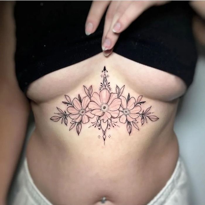 Уникальная цветочная татуировка под грудью