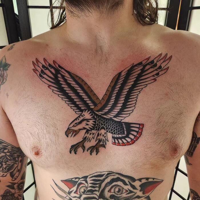 Традиционная татуировка орла на грудине