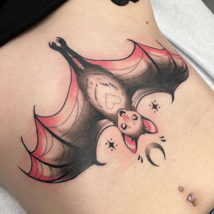 Милая татуировка на груди летучей мыши