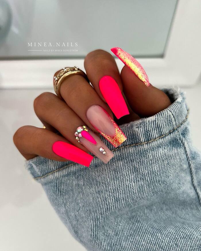 Ярко-розовые летние ногти