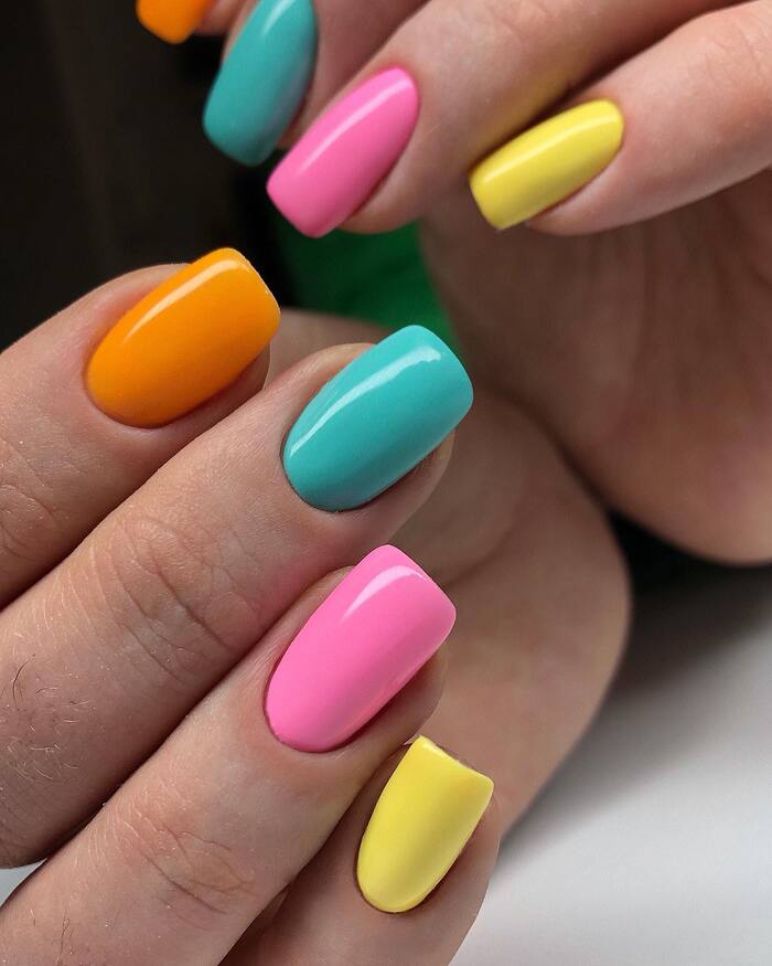 Разноцветные летние ногти