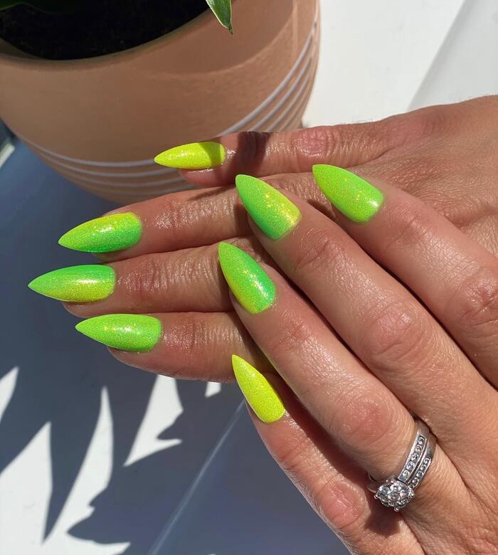 Летние неоново-зеленые ногти