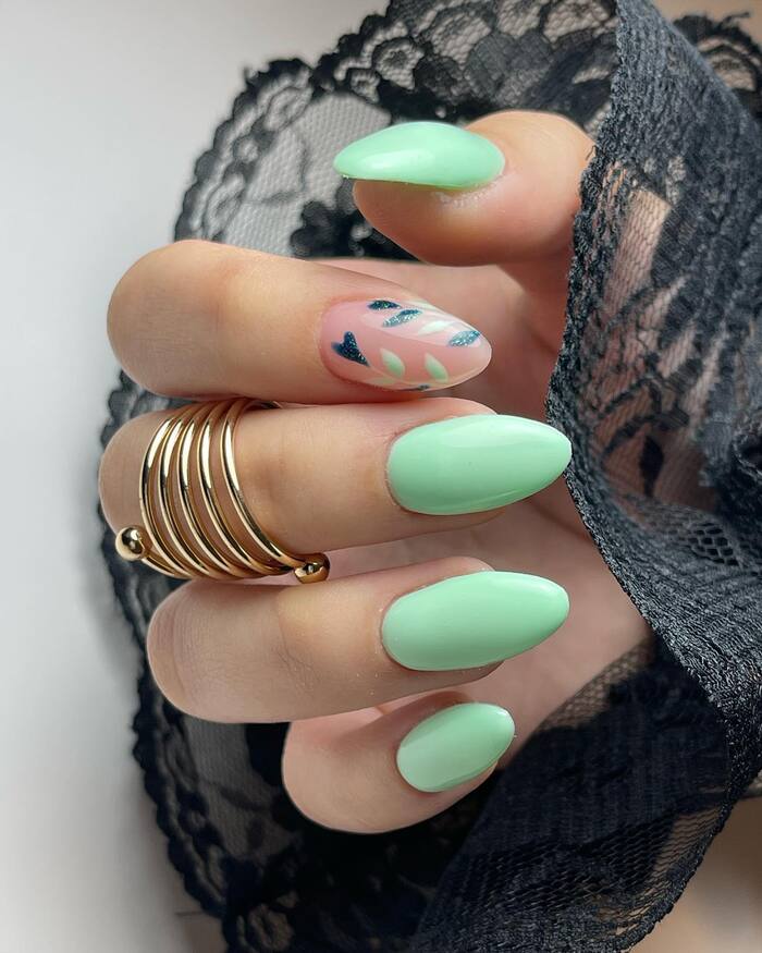 Мятно-зеленые летние ногти
