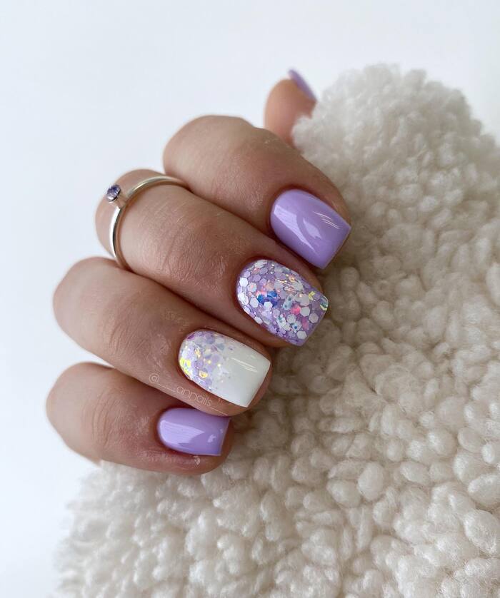 Короткие фиолетовые ногти с блестками