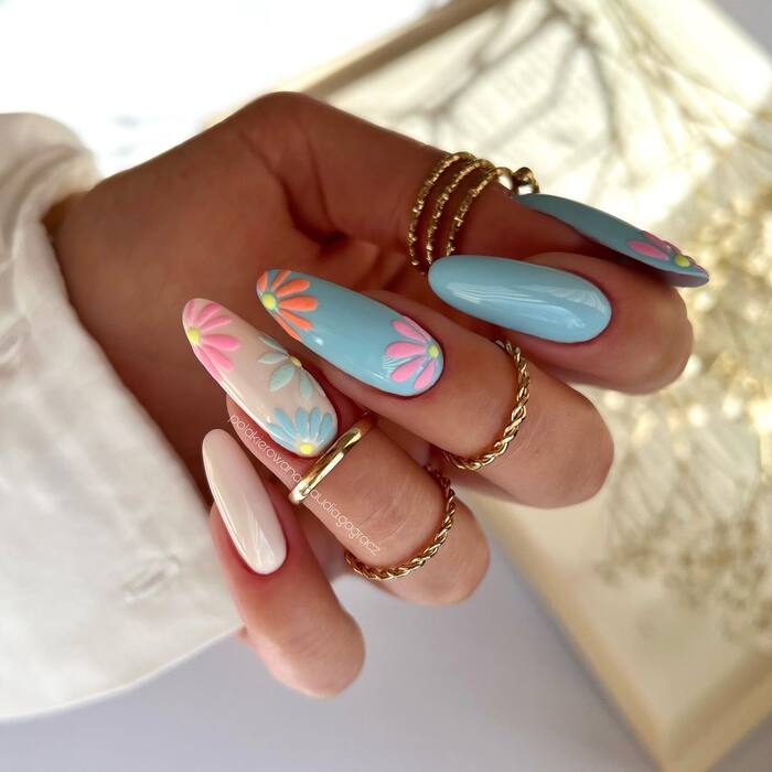 Пастельные ногти с яркими цветами