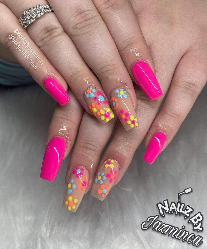 Розовые ногти с цветами