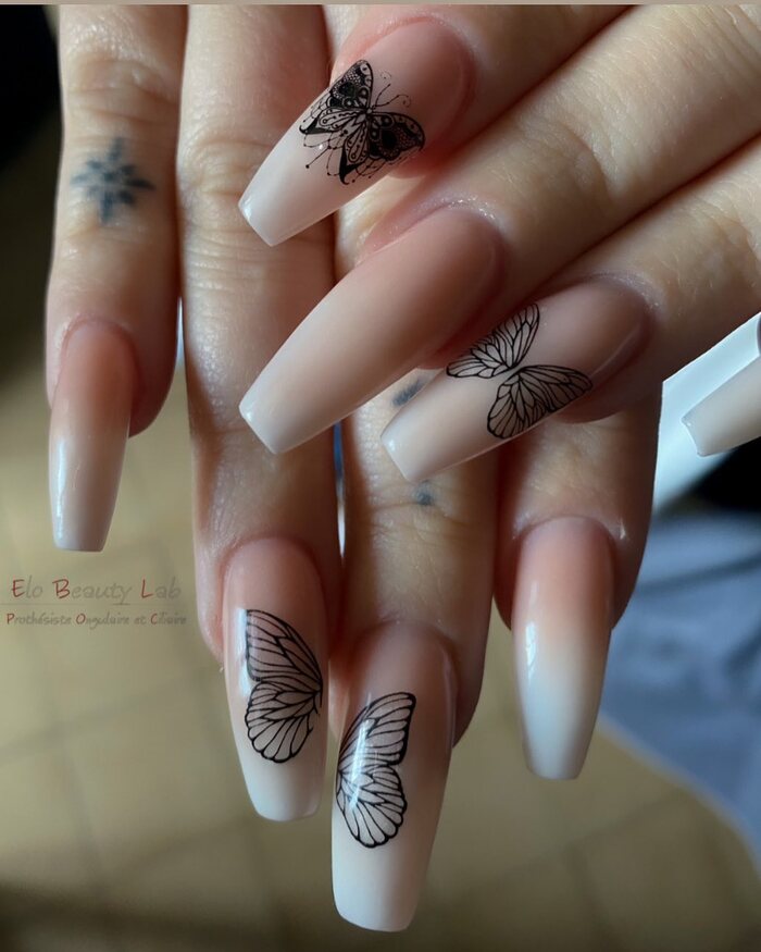 Нейтральный дизайн ногтей с бабочками