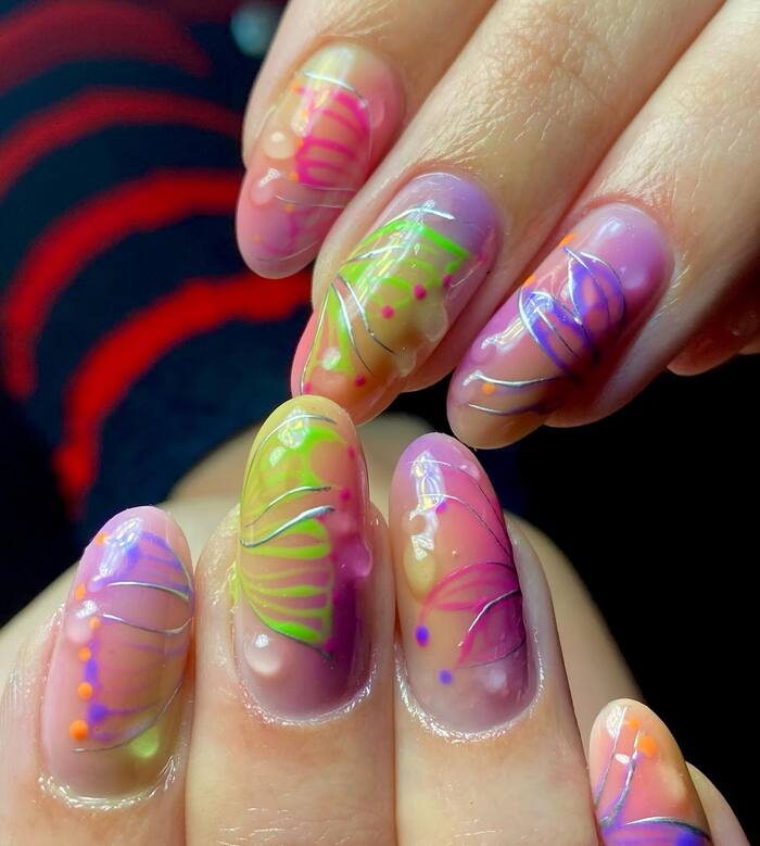 яркие бабочки на ногтях