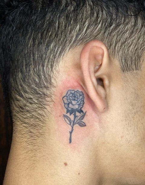 Mały prosty tatuaż z różą