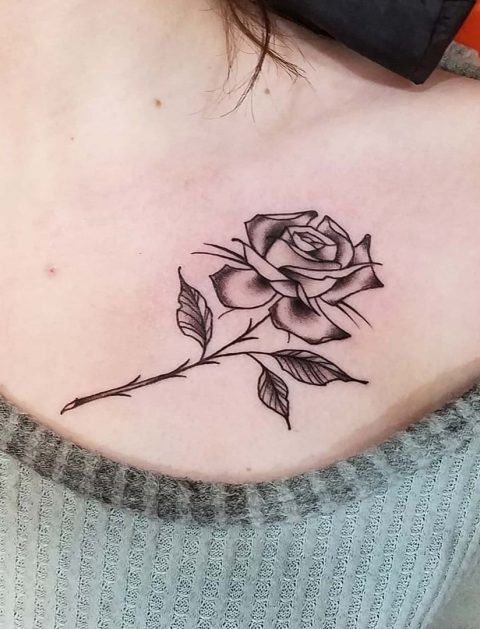 Tatuaż z różą na łodygach