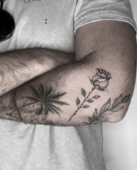 Rose mit Dornen-Tattoos