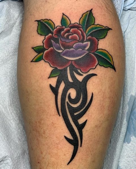 Plemienny tatuaż z różą