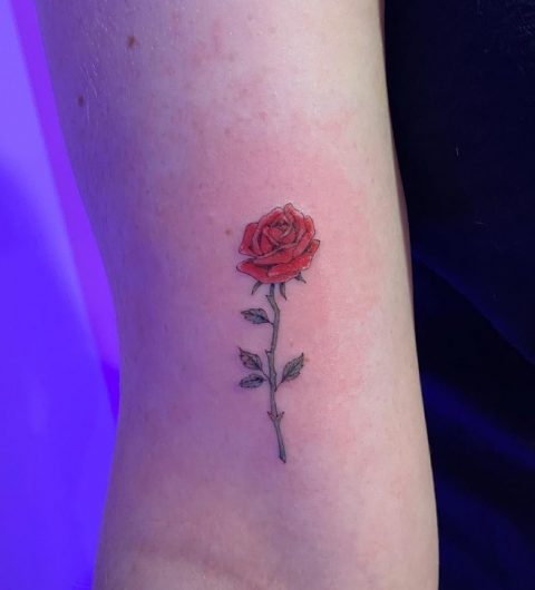 Pojedynczy tatuaż z różą