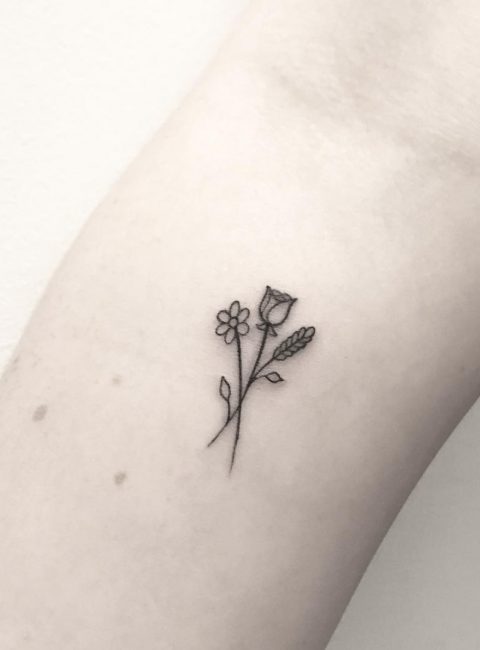 Mały tatuaż z różą na przedramieniu