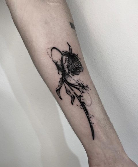 Tattoo einer toten Rose