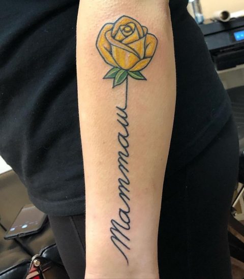 Tatuaż z żółtą różą