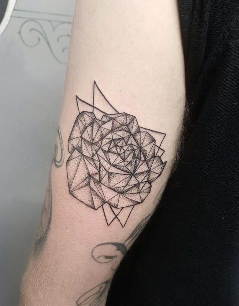 Geometryczny tatuaż z różą