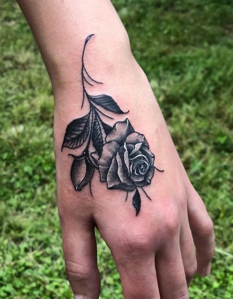 Cieniowany tatuaż róży