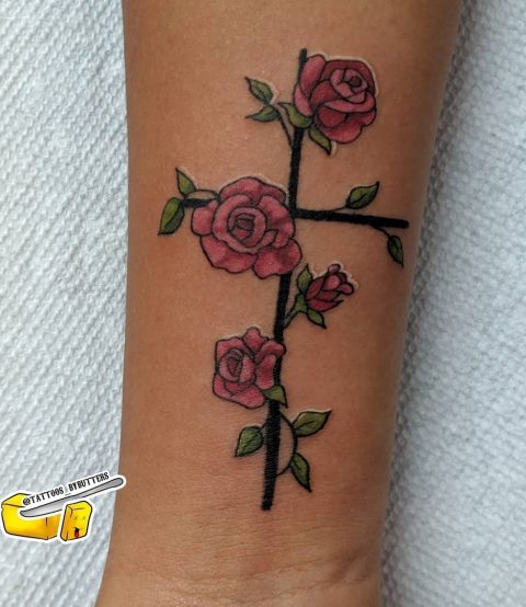 Tatuaż z różą i krzyżem