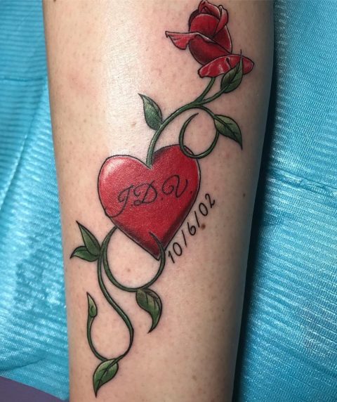 Tatuaż z różami i winoroślą