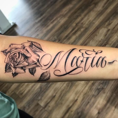 Imię z różanym tatuażem