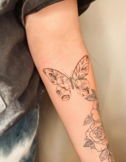 Tatuaż motyla i róży