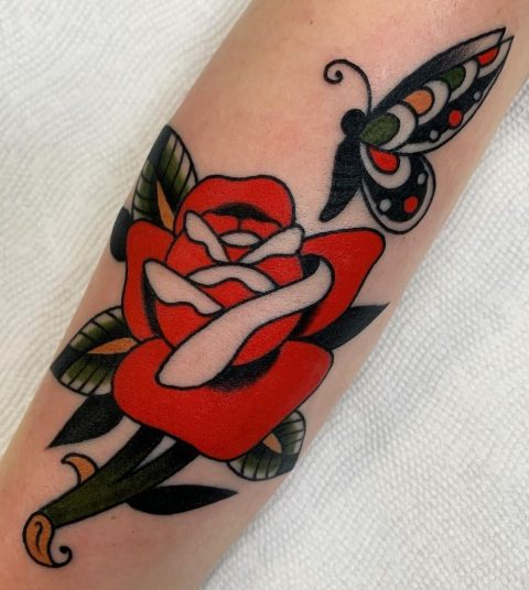 Tatuaż z różą i motylem
