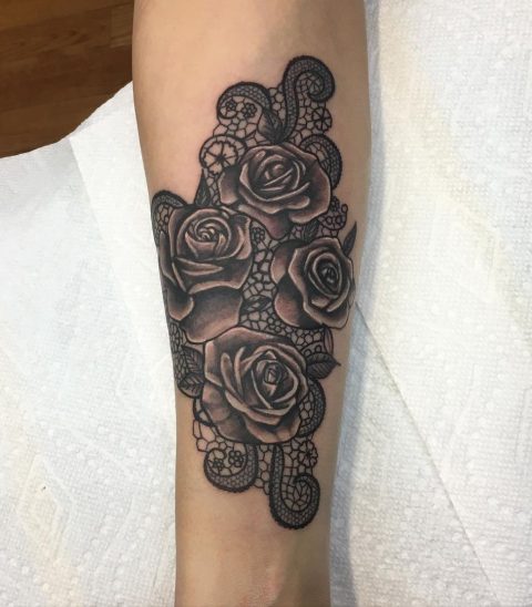 Róże i koronkowe tatuaże