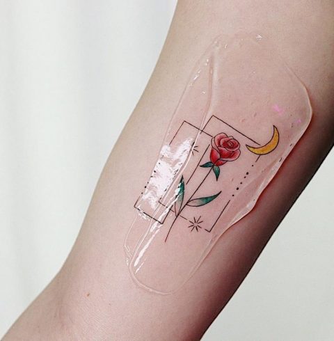 Tatuaż z różą i gwiazdą na przedramieniu