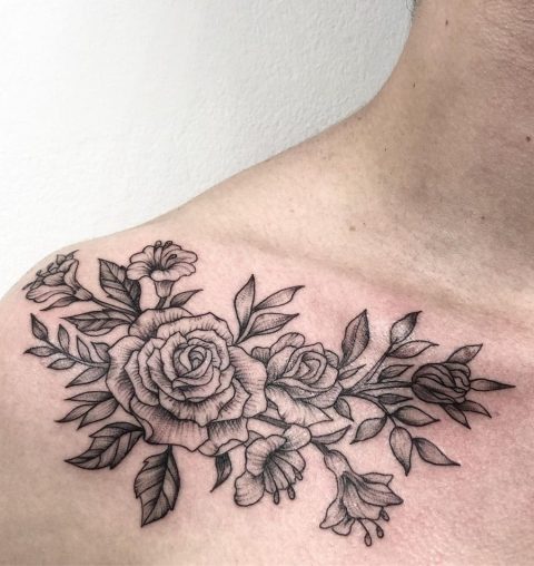 Tatuaż z różami i liliami