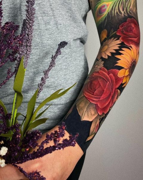 Różany tatuaż na pół rękawa