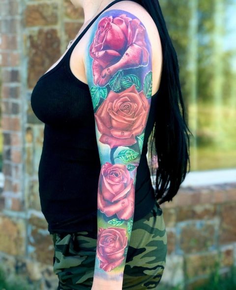 Tatuaż na rękawie z różą