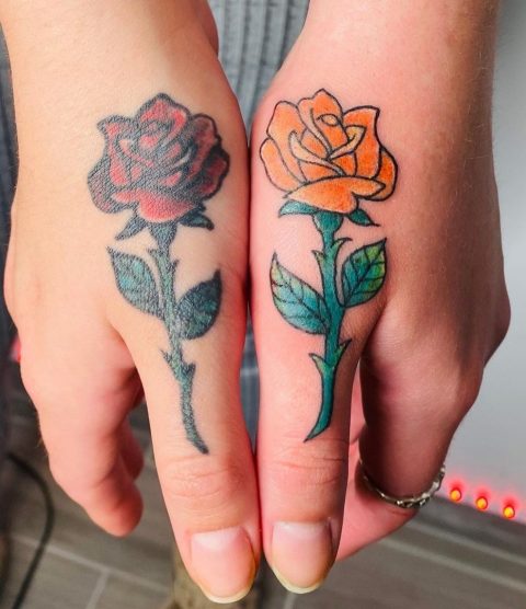 Tatuaż z różą na dłoni