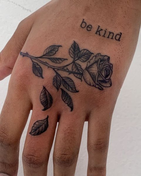 Tatuaż dłoni z różą