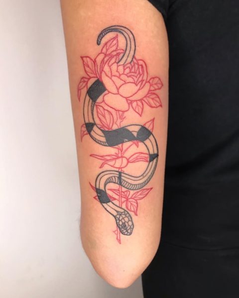 Tatuaż węża i róży na ramieniu