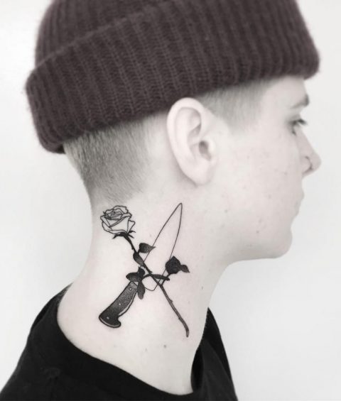 Tatuaż z różą na szyi