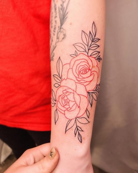 Cienki tatuaż na przedramieniu w kształcie róży
