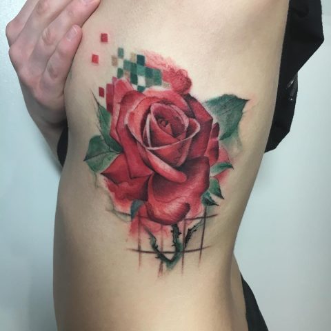 Kolorowy tatuaż z różą na boku