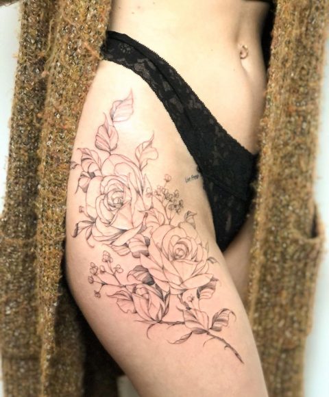Tatuaże z różami na udzie