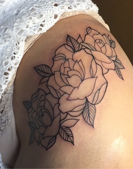 Rosen-Tattoos auf der Hüfte
