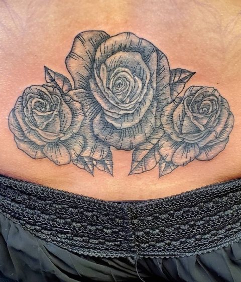 Rosen-Tattoo auf dem Rücken