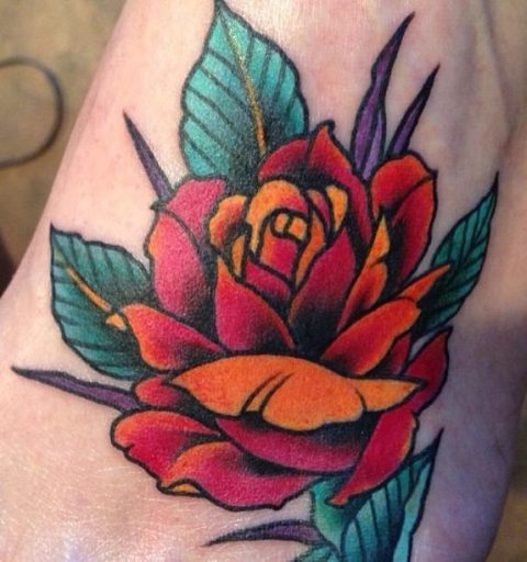 Tatuaż czerwonej róży na stopie