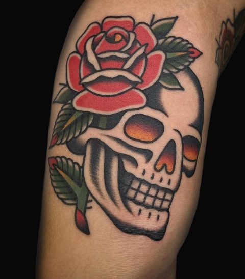 Traditionelles Totenkopf-Rosen-Tattoo
