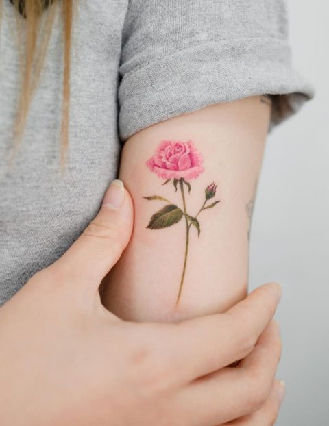 Różowy tatuaż z mini różą