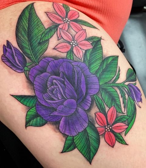 Tatuaż z fioletową różą