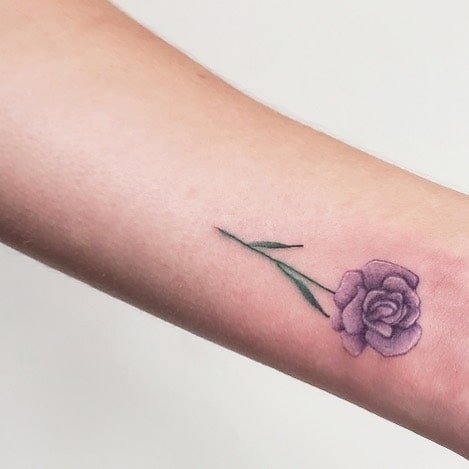 Tatuaż fioletowej róży na nadgarstku