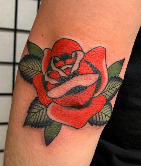 Tradycyjny tatuaż z różą