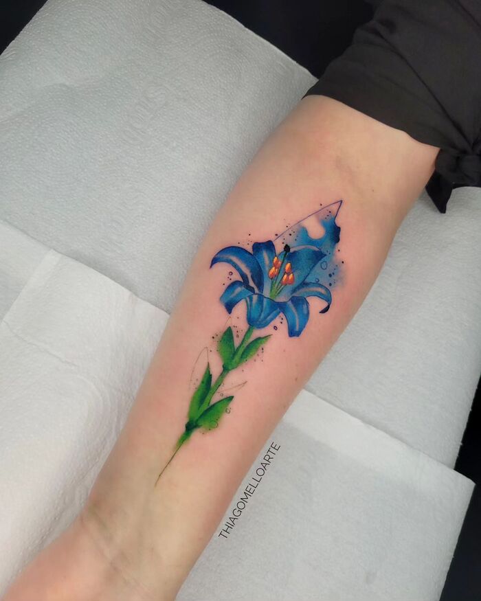 Акварельная татуировка синей лилии