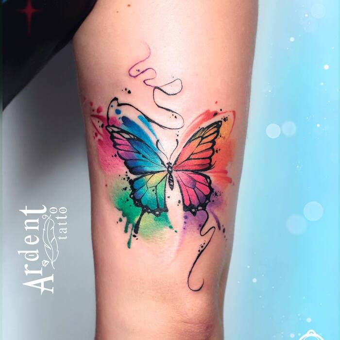 Татуировка бабочки на фоне акварельных всплесков