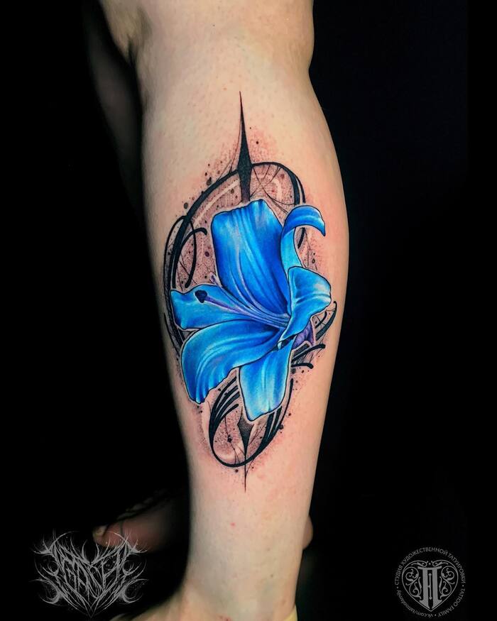 Акварельная татуировка голубой лилии